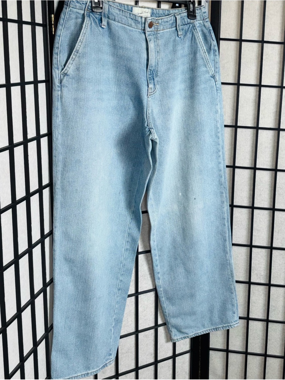 Universal Thread Women’s Light Wash Relaxed Straight Wide Leg  Jeans - Size: (8)